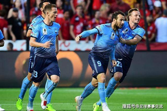 张朝阳为父亲送上百岁寿宴，全家福显家族温情